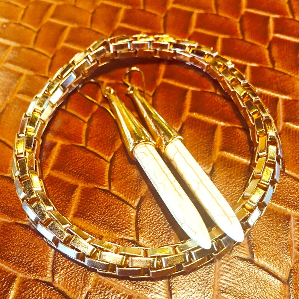 Beautiful Dangle Earrings - Picture 2 of 6